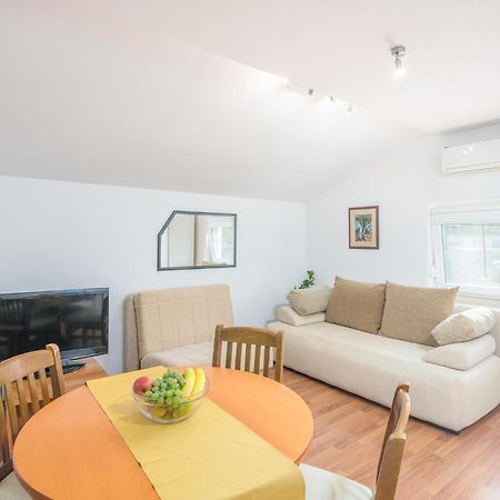 Nice Apartment In Malinska Dubasnica With Kitchen מראה חיצוני תמונה